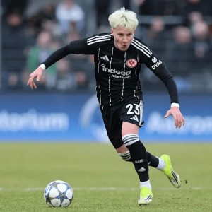 法鹰准备下赛季提拔16岁中场完成德甲首秀；皇马等多队关注